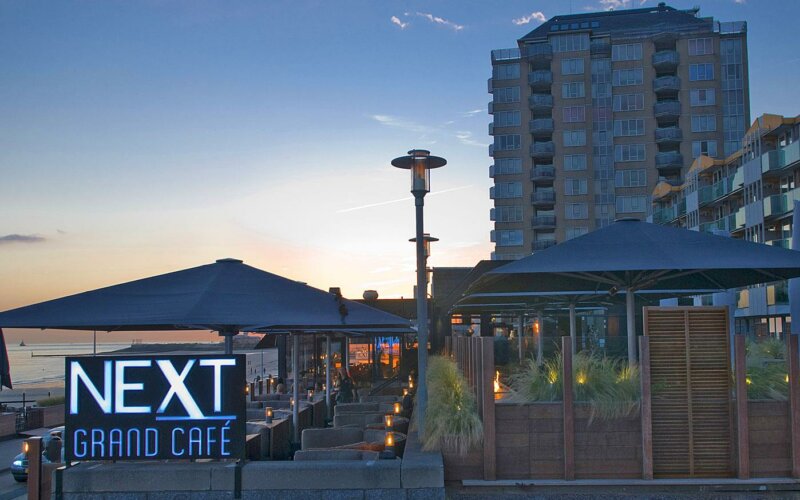 Zijaanzicht van Grand Café Next in Vlissingen.