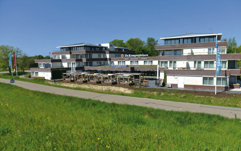 Vooraanzicht van Hotel Restaurant De Kamperduinen in Kamperland.