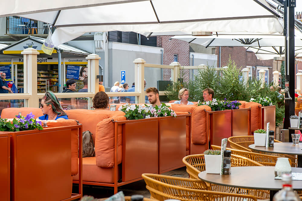 Terras van Grand Cafe Domburg.
