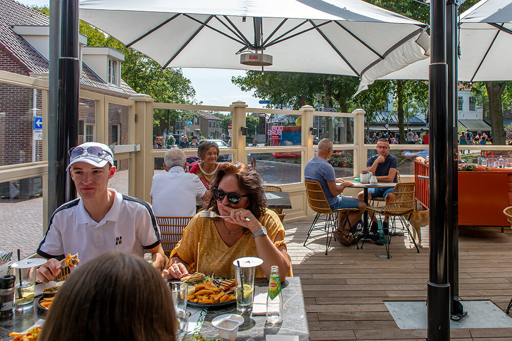 Terras van Grand Cafe Domburg.