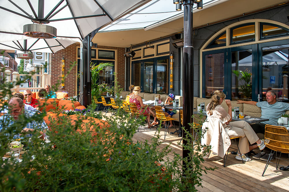 Terras van Grand Cafe Domburg.