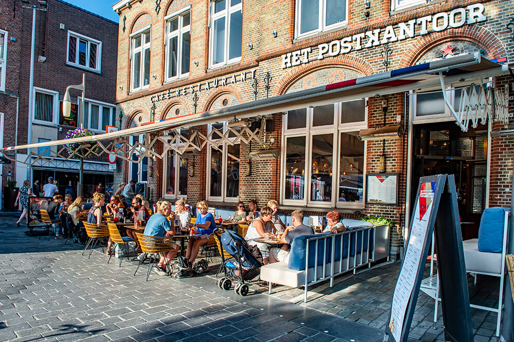 Terras van restaurant het Postkantoor in Goes.