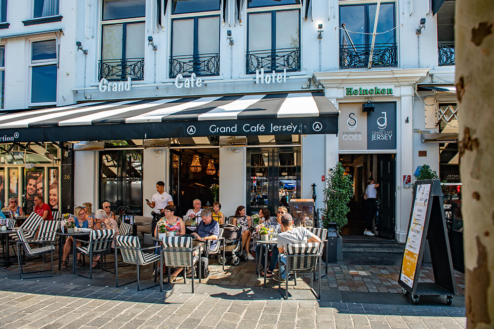 Terras van restaurant Jersey in Goes.