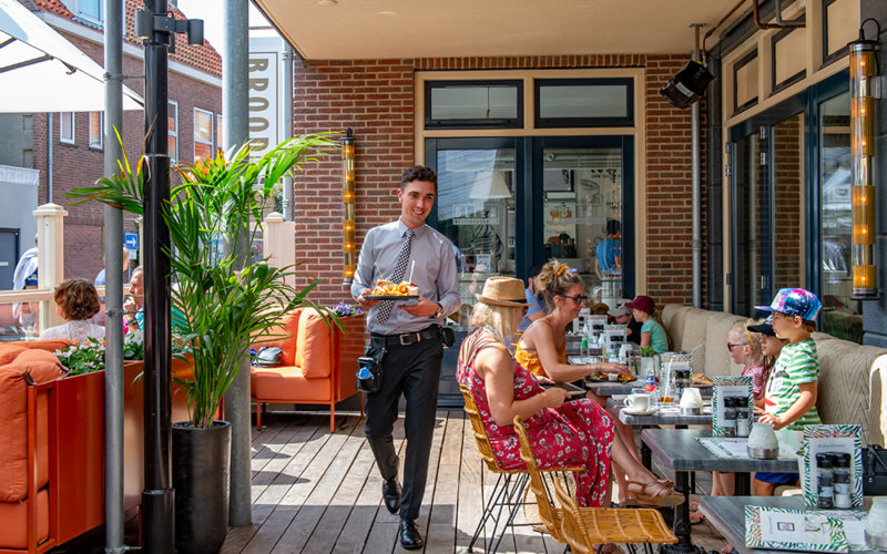 Terras van Grand Cafe Domburg.