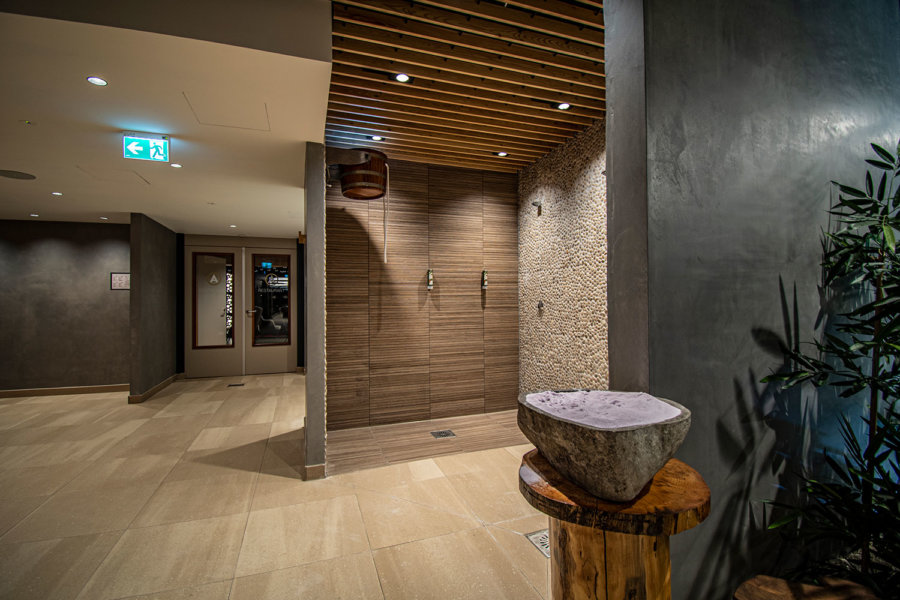 Douche in de wellness van A-Thermen Zeeland.