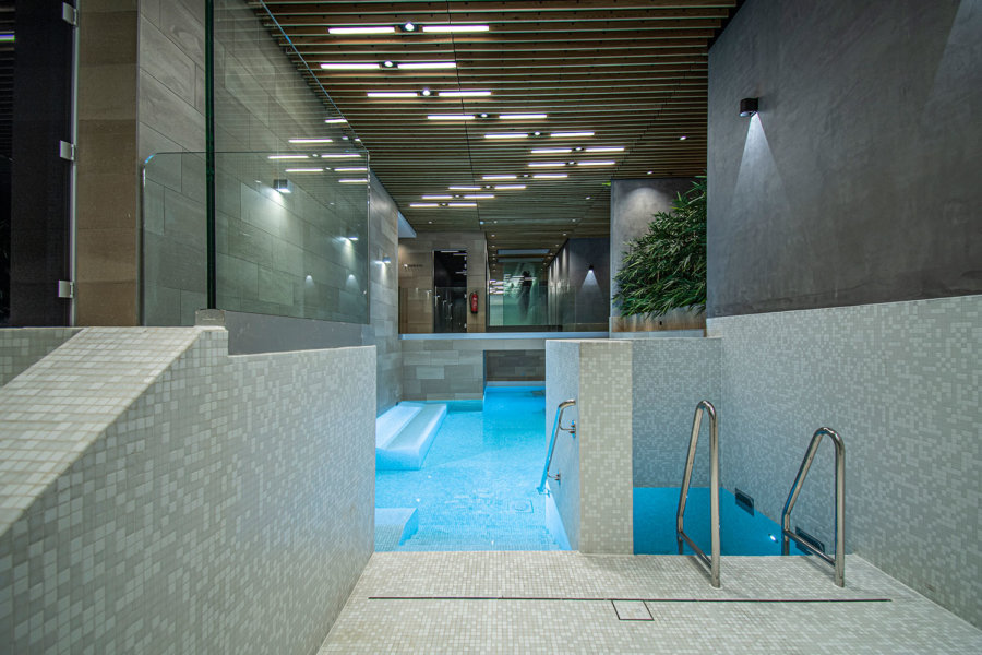 Binnenbad in de wellness van A-Thermen Zeeland.