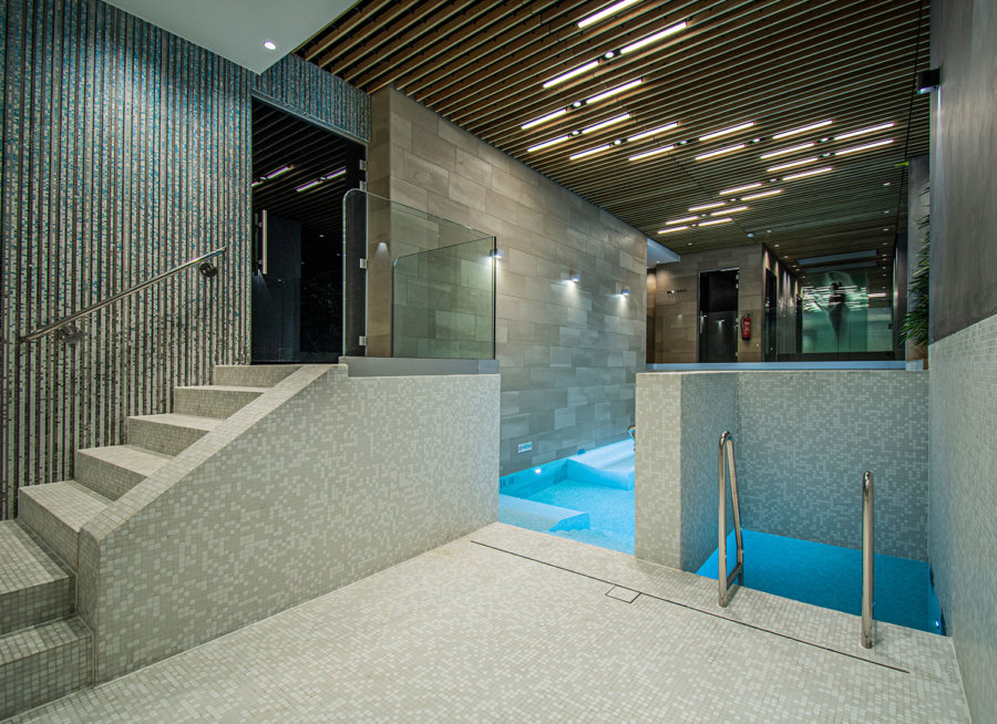 Binnenbad in de wellness van A-Thermen Zeeland.