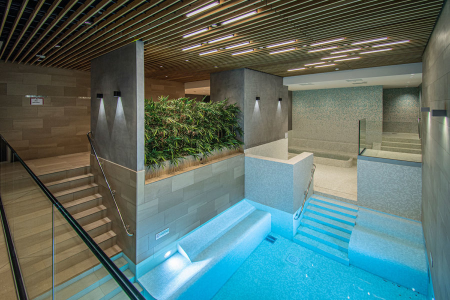 Binnenbad in de wellness van A-Thermen Zeeland.