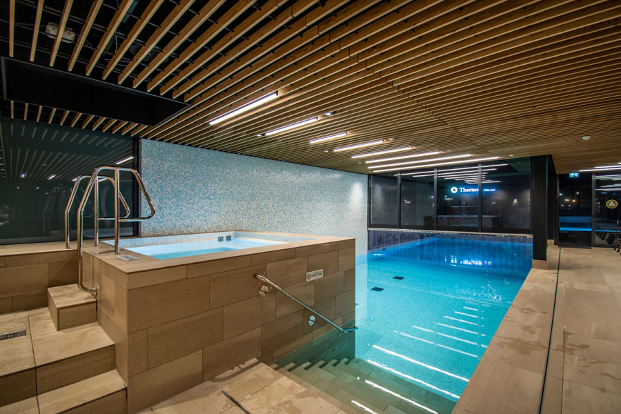 Binnenbad in de wellness van A-Thermen Zeeland.