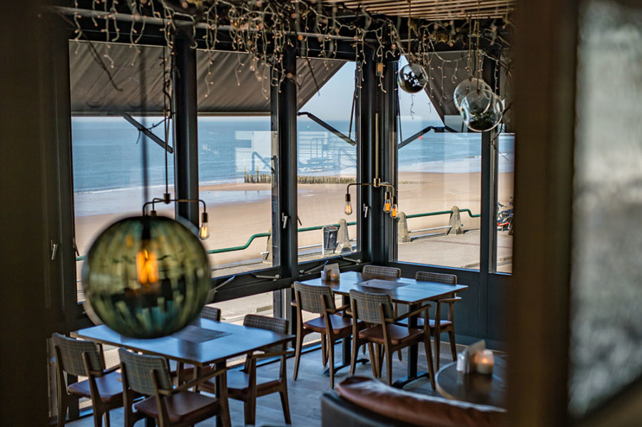 Interieur met uitzicht op het strand in Grand Café Next in Vlissingen.