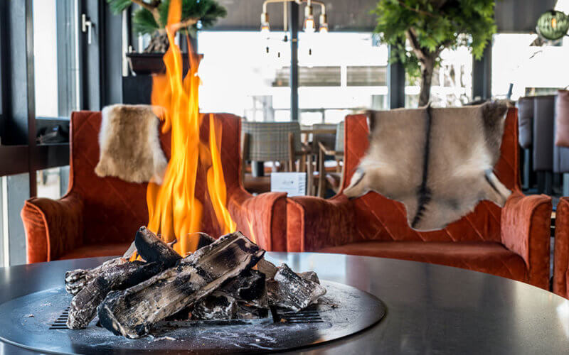 Zitjes met haard in Grand Café Next in Vlissingen.